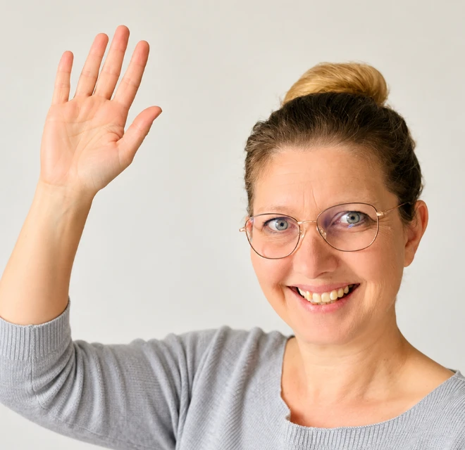 Tanja Förster winkt in die Kamera